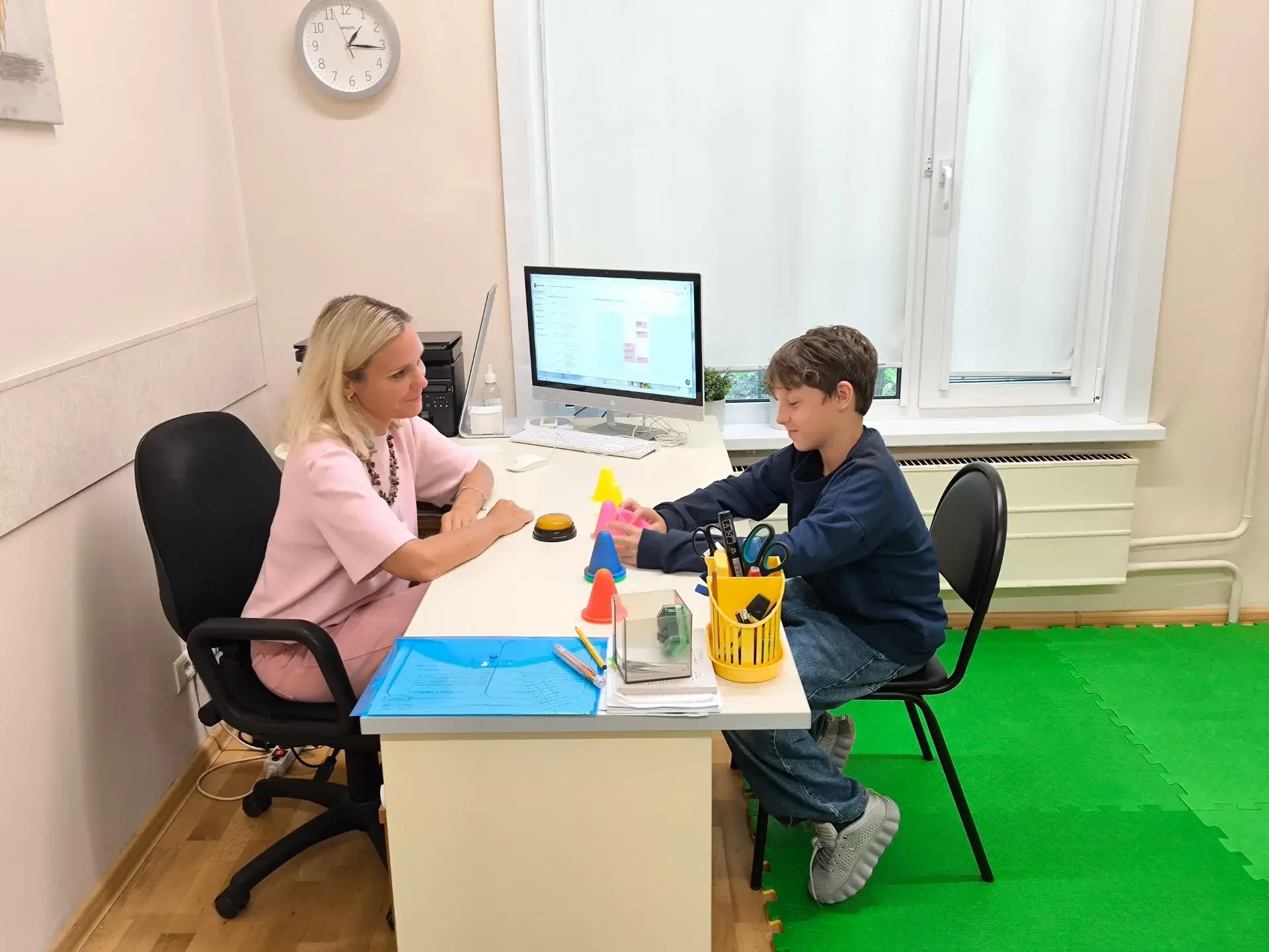 Занятие специалиста с ребёнком